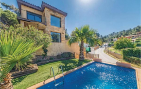  Three-Bedroom Holiday Home in Santa Susanna  Санта-Сусанна